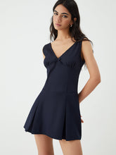 Minimalismus Kurzes Kleid mit V-Ausschnitt